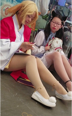 坐着化妆的cosplay美女