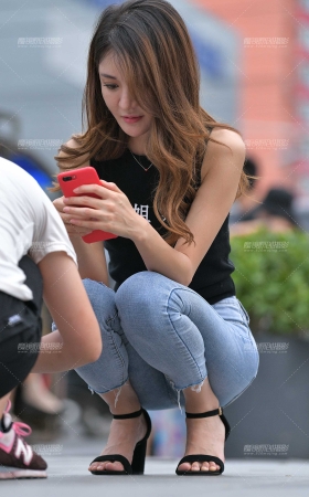 性感紧牛长腿美女 [19P]