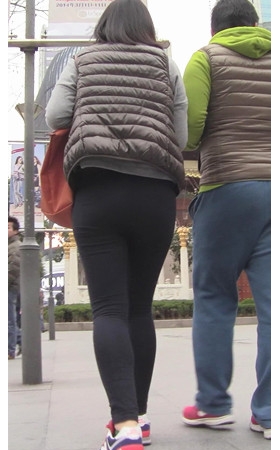 紧身黑裤丰腴妹子