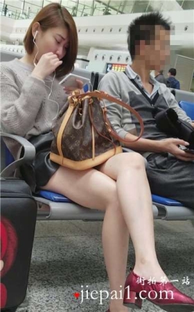 4k-高铁站候车室听歌的白皙美腿小清新美眉。