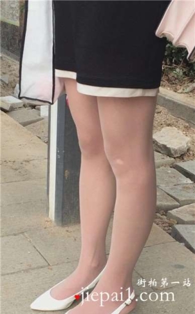 街拍性感长腿小高跟鞋御姐范美女在等公车。