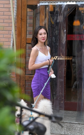 偶遇包臀裙美女遛狗 [15P]