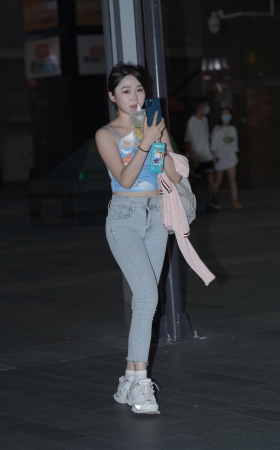 可爱的牛仔小妹