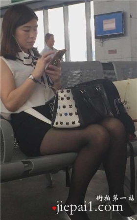 候车室偶遇超美丰满身材黑丝高跟鞋御姐范美女姐姐。