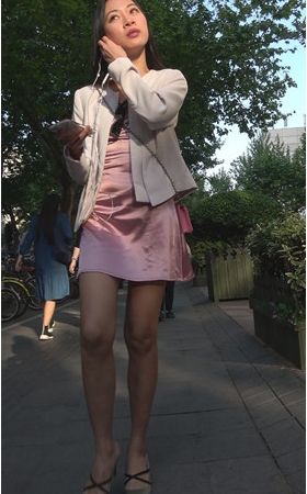 漂亮的粉裙小姐姐