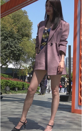 漂亮的套装裸腿美女