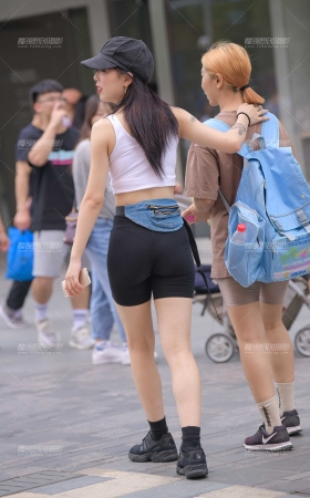 带帽子的酷女孩 [19P]