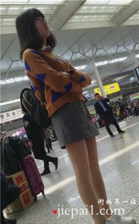 4k-排队购票的美腿肉丝袜清新眼镜妹