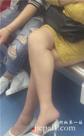 地铁上拍摄性感尖嘴小高跟的熟女，挑鞋很6666