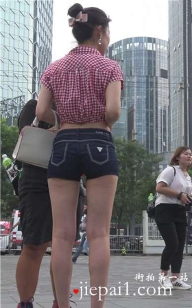 4k-商场门口等人的甜美长腿热裤露脐格子衫美女 [3.58 GB]