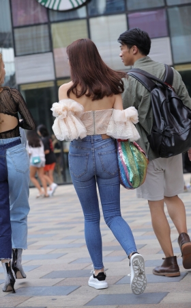 俩闺蜜，更偏爱紧牛小姐姐
