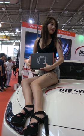 展会的破洞牛仔短裤小蛮腰靓模