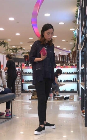 妹子商场试鞋
