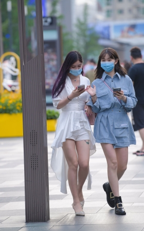 两个漂亮的气质美女