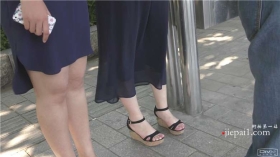 4k-公交站等车的干净玉足美女