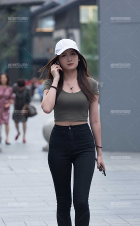 听歌的美女 [11P]