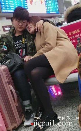4k-有福气的眼镜男，这么漂亮黑丝女友亲亲我我