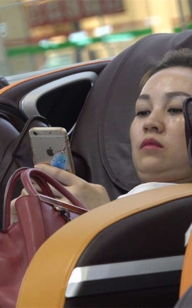 高跟，美足，成熟美女在享受按摩椅