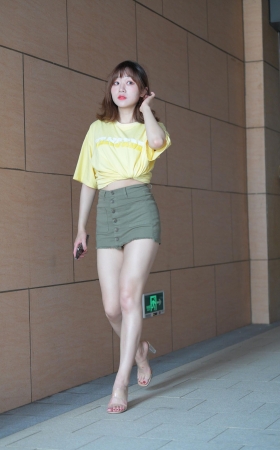 绿色短裙女孩