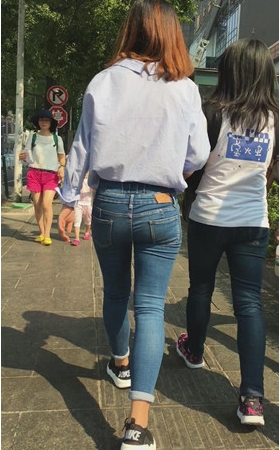 圆润牛仔翘屯小妹