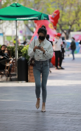 紧身牛仔裤小姐姐