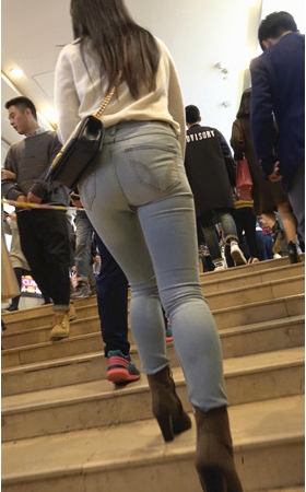 漂亮的极品牛仔紧身裤美女
