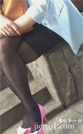 尖嘴粉色高跟鞋黑色肉丝美腿少妇。