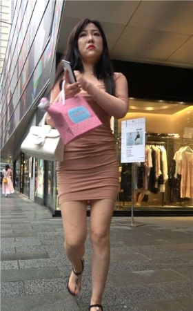 4K - 超级丰满丰腴身材紧身包臀裙街拍美女 [1.54 GB]