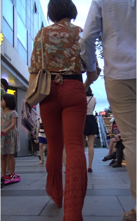 红裤短发美妇