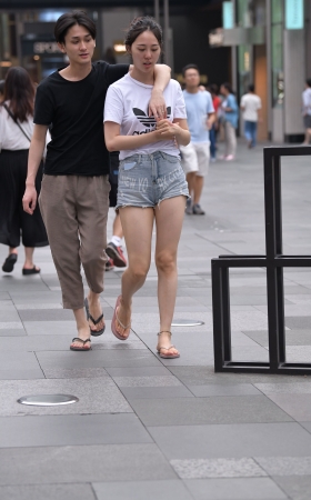 短裙美腿美女