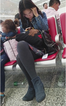 玩手机的妹子