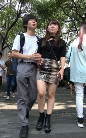 4K - 街拍蟒蛇纹短裙美眉 [1.79 GB/MP4]