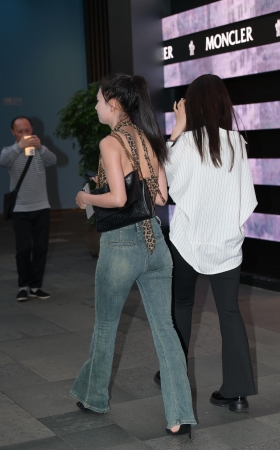 润臀紧身牛仔裤小姐姐