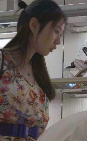玉足细嫩到极致花裙子少妇