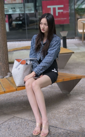 792 黑色短裙大长腿美女