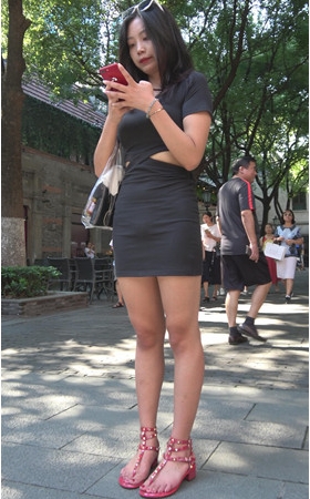 漂亮的连体黑色包臀裙美女