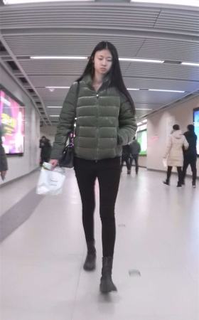 电梯上的美女