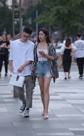 热裤美女