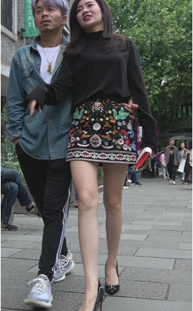 漂亮的花裙气质美女