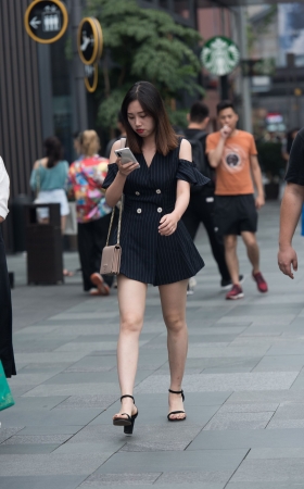 逛街黑裙气质美女