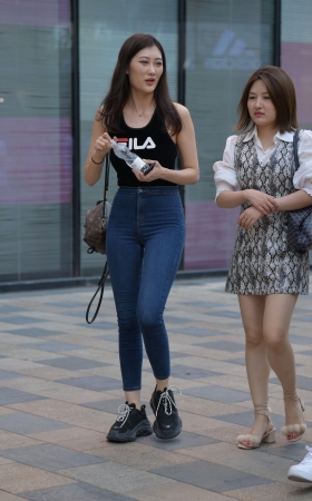 害羞的紧牛美女
