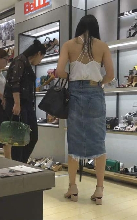 高挑少妇光脚踩地试穿新款高跟