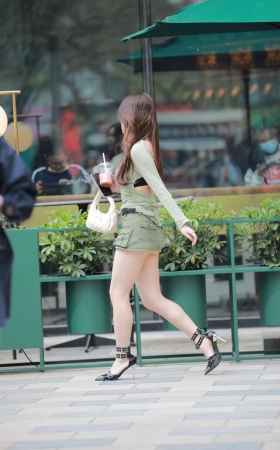超短绿裙美女