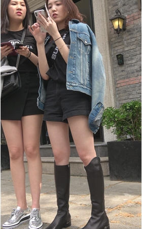 两个玩手机的小姐姐