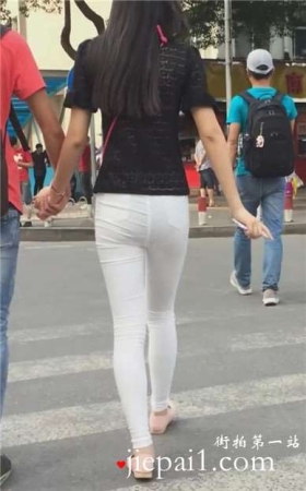超长跟拍视频，透明白裤小美女跟小男友压马路。[1.26 GB]