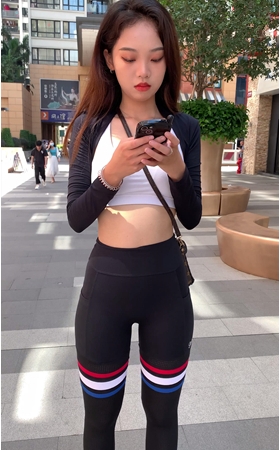 黑色瑜伽裤美女