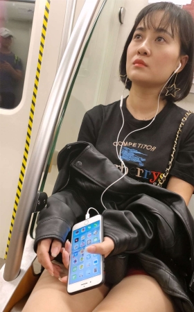 地铁上的美腿丝袜高跟妹子