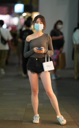 一个人逛街的热裤女孩