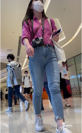 商场里的牛仔裤小姐姐