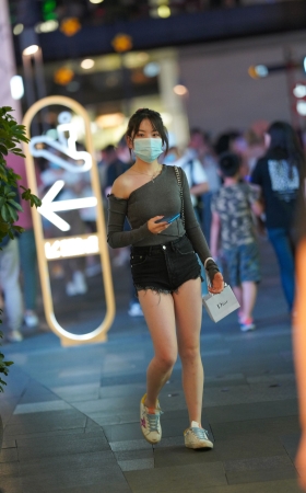 一个人逛街的热裤女孩